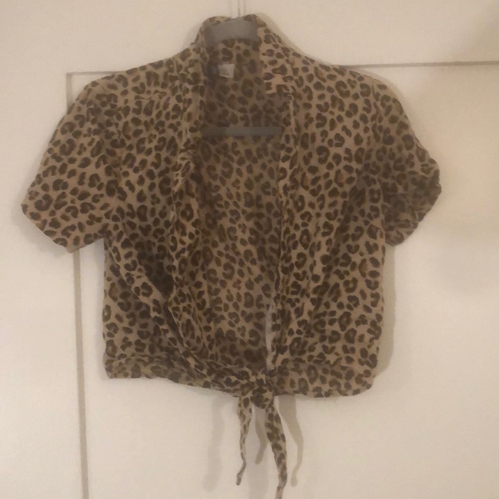 On trend cheetah crop shirt